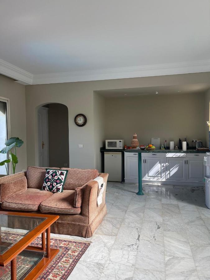 Hospedagem domiciliar Huge Master Bedroom With Balcony Near The Pyramids